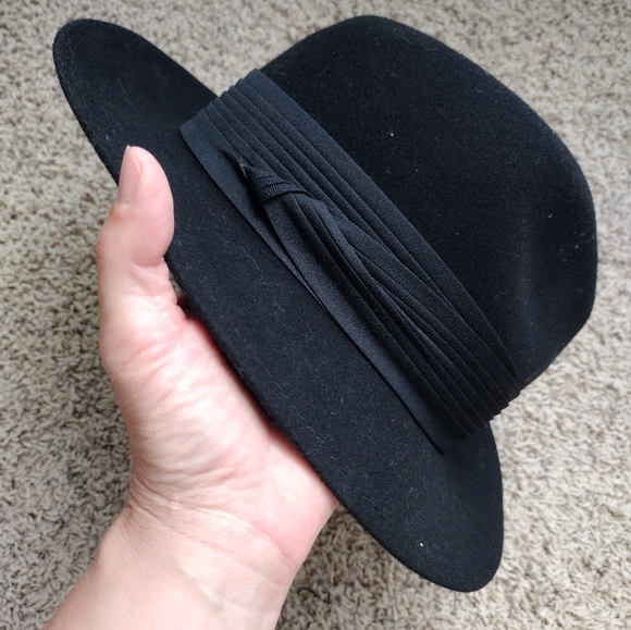Suede Black Hat - Picture 3 of 7